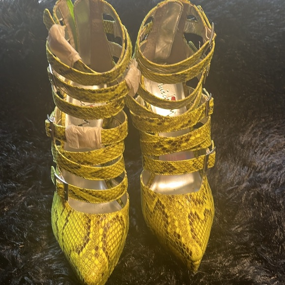Heels Apricot Green snake design … 5 in Heels NEW - Picture 2 of 3